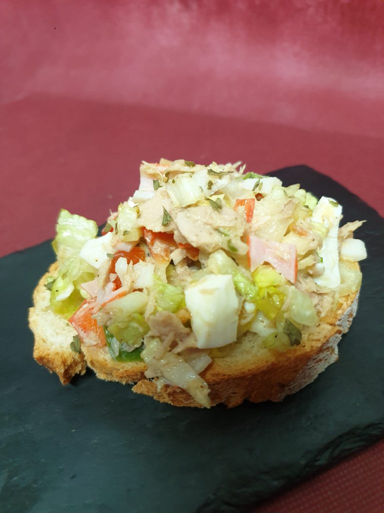 Tosta de Atún con vegetales. Cafetería Mazarino's (Zamora)